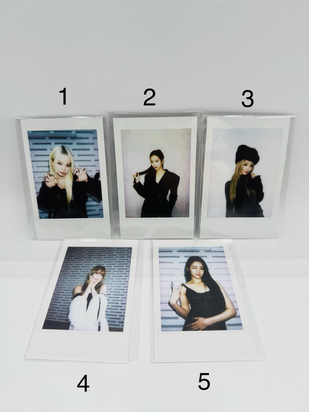 LE SSERAFIM - HOT OFFICIAL INSTANT PHOTO CARD (WEVERSE SHOP POB W/ $70+ PURCHASE)